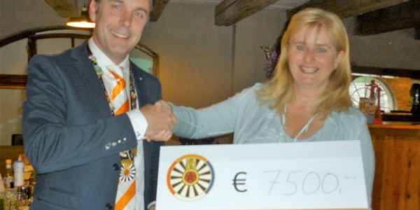 Ronde tafel Nuenen (RT 187) deelt cheque uit van € 7500,00!